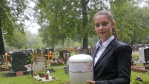 564826274 Tara Carroll Bestatterin Friedhof 1roo3jjayq6b